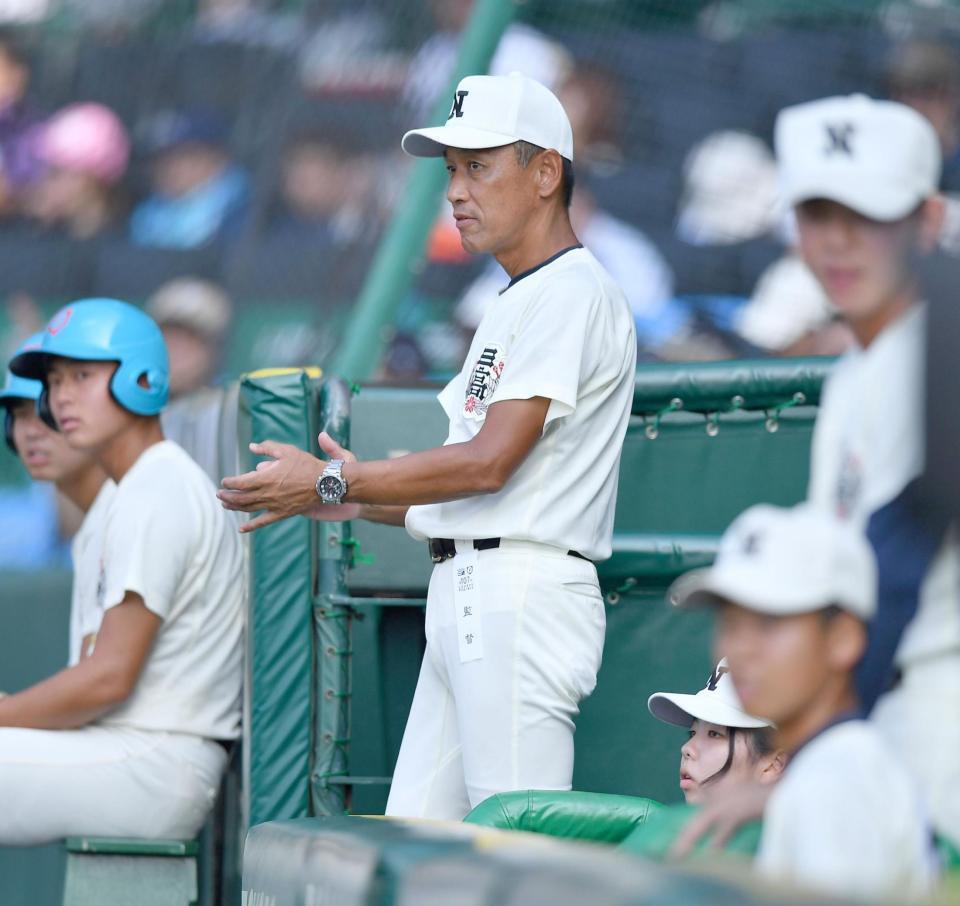 　２回に２点を追加しベンチで手をたたく日大三・三木有造監督（撮影・開出牧）