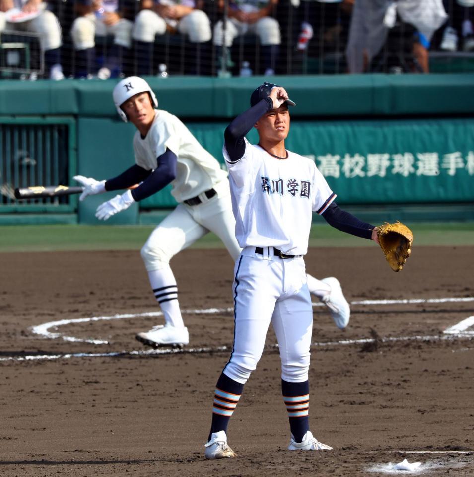 　１回、高川学園・木下瑛二は日大三・安部翔夢に適時打三塁打を許す（撮影・山口登）