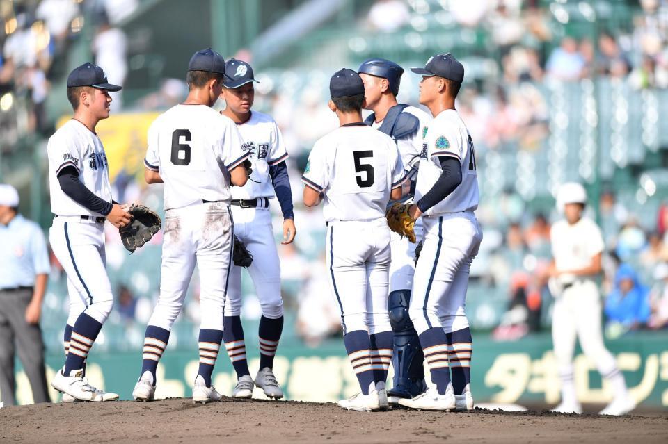 　１回、日大三打線に捕まった先発・木下瑛二（右端）の元に集まる高川学園ナイン（撮影・開出牧）