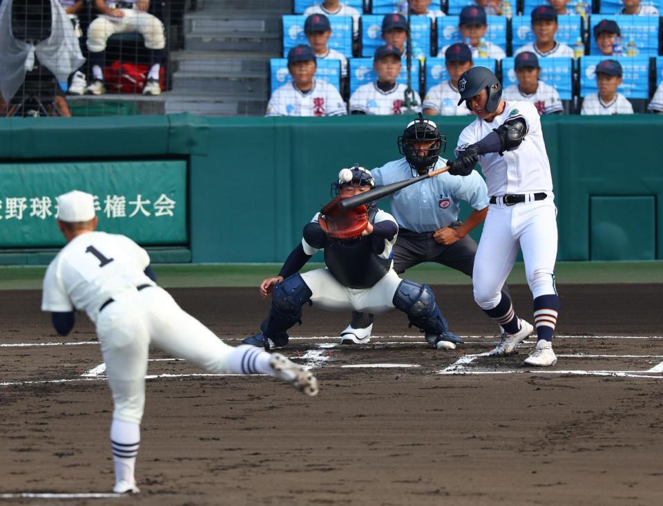 　１回、中前に先制適時打を放つ高川学園・遠矢文太（投手　日大三・近藤優樹、捕手・日大三・竹中秀明）＝撮影・山口登
