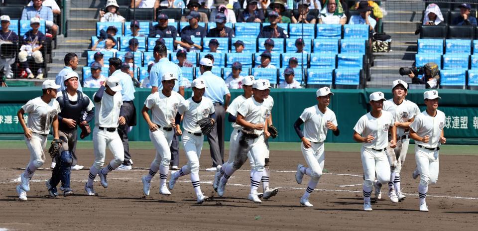　高川学園を破り、ベスト８進出を決めた日大三ナイン＝（撮影・山口登）