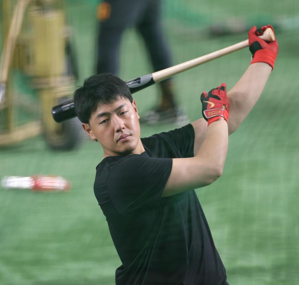 　ティー打撃を行う岡本（撮影・西岡正）