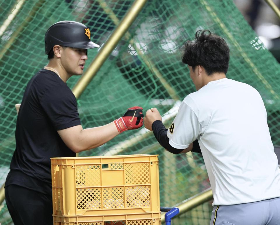 　前川にあいさつされる岡本（撮影・田中太一）
