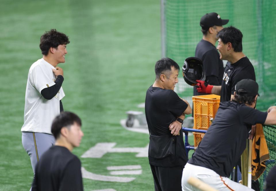 　復帰した岡本（右）と話す前川（撮影・西岡正）