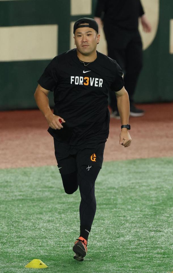 　調整する田中将（撮影・金田祐二）