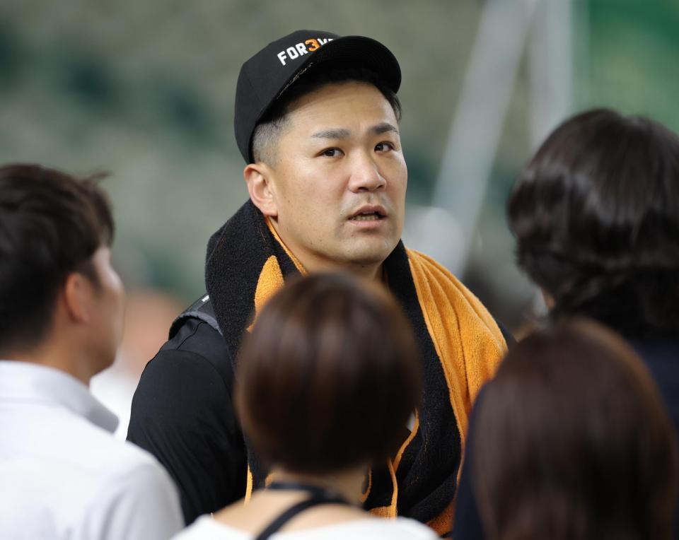 　練習後、報道陣に話す田中将（撮影・西岡正）