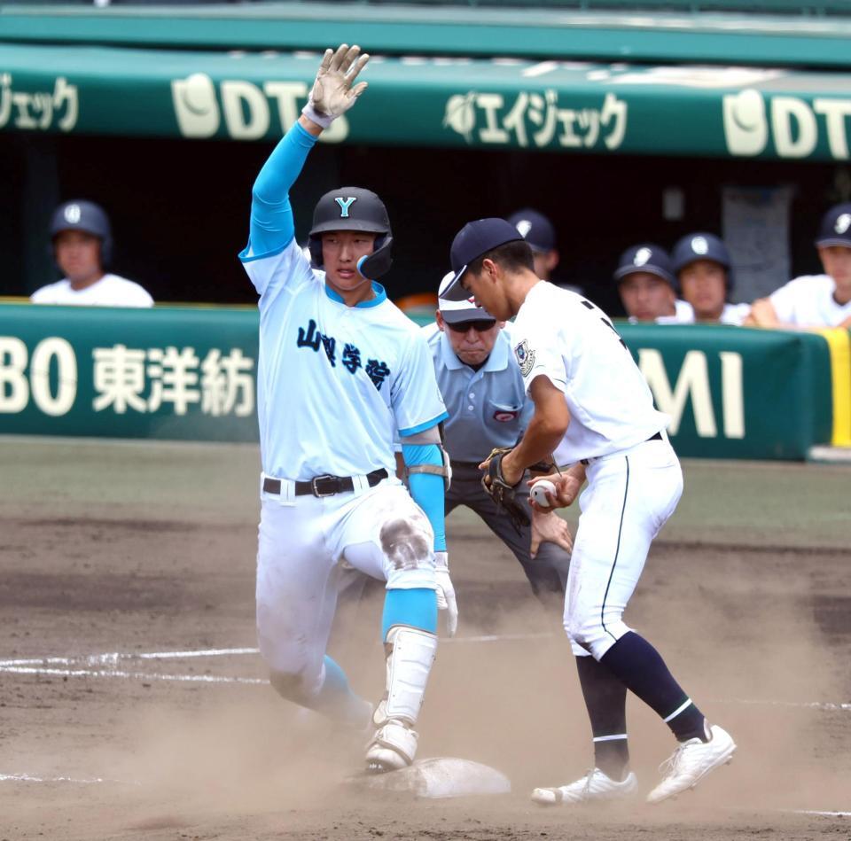 　５回、左中間に適時三塁打を放つ山梨学院・菰田陽生（撮影・山口登）