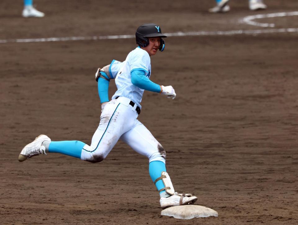 　５回、左中間に適時三塁打を放ち激走する山梨学院・菰田陽生（撮影・山口登）