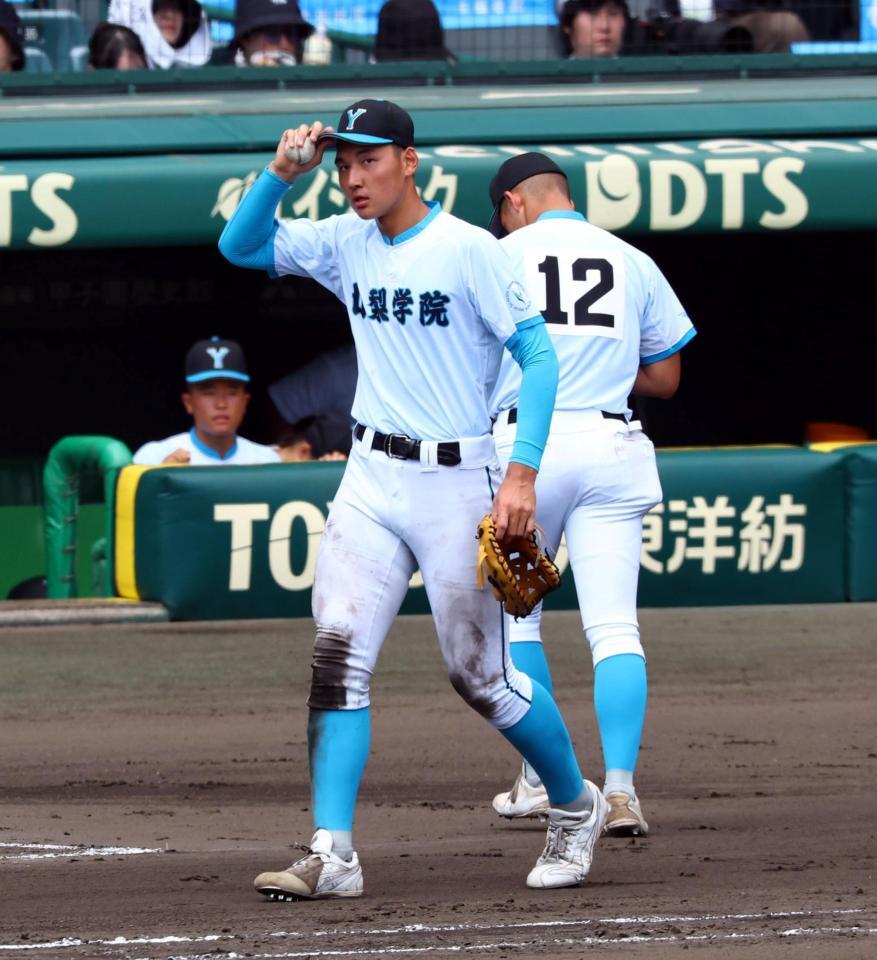 　６回途中、山梨学院・菰田陽生は降板し一塁の守備に就く（撮影・山口登）