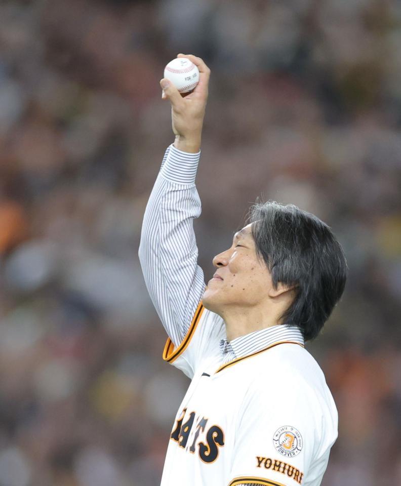 　セレモニアルピッチでボールを掲げる松井秀喜氏（撮影・西岡正）