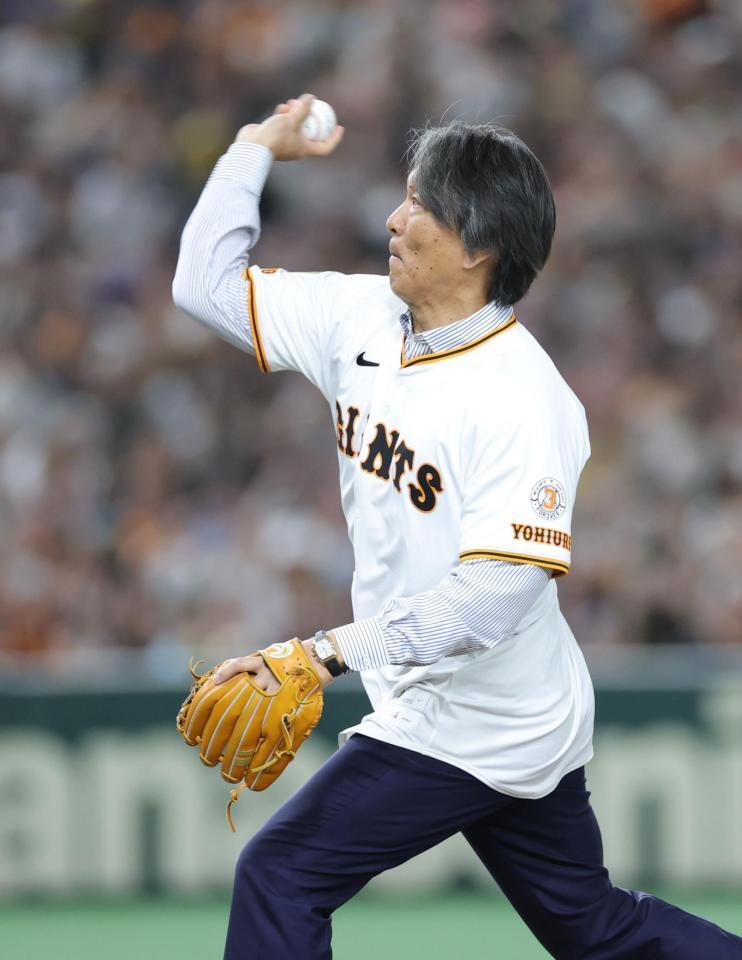 　セレモニアルピッチを行う松井秀喜氏（撮影・西岡正）