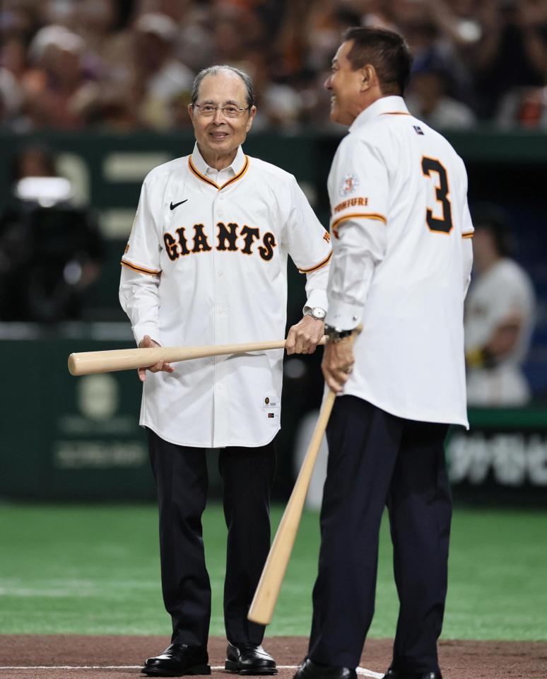 　打席に立つ王貞治氏（左）と原辰徳氏（撮影・田中太一）