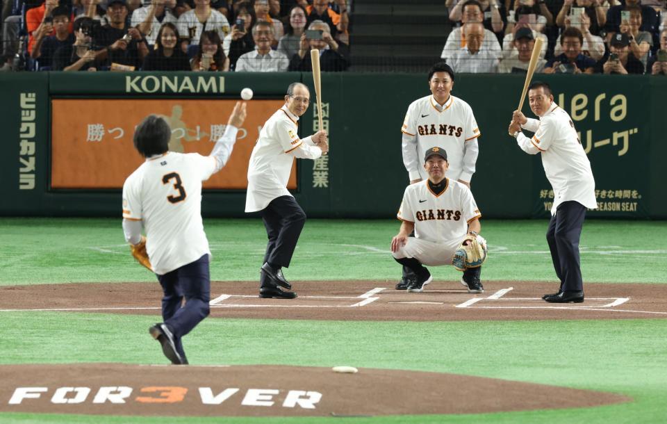 　松井秀喜氏のセレモニアルピッチで打席に立つ王貞治氏、原辰徳氏。捕手・阿部監督、球審・高橋由伸氏（撮影・金田祐二）