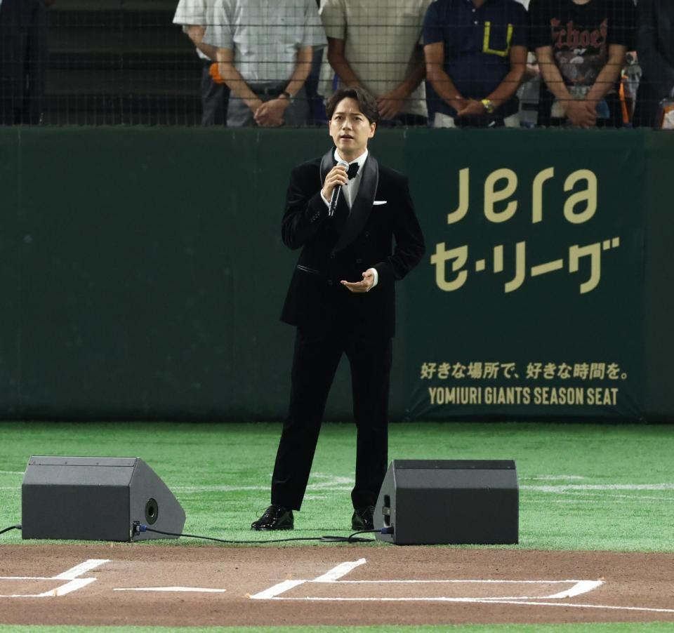 　国歌独唱を行う山崎育三郎（撮影・金田祐二）