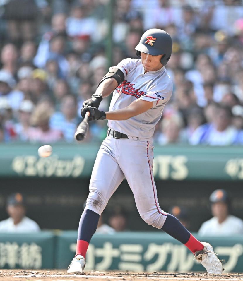　８回、逆転の２点打を放つ京都国際・小川礼斗（撮影・西田忠信）