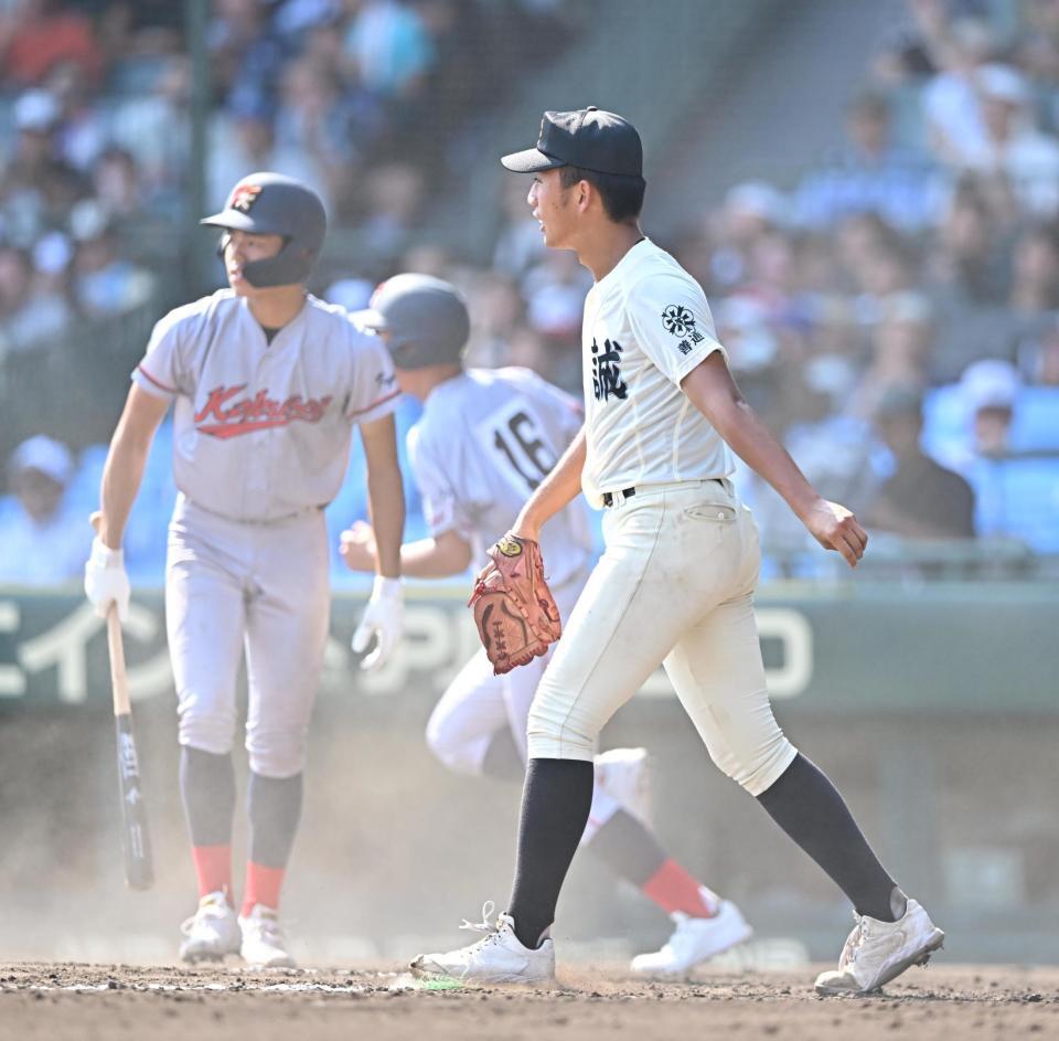 　８回、京都国際・小川礼斗に逆転の２点打を許した尽誠学園・広瀬賢汰（右）＝撮影・西田忠信