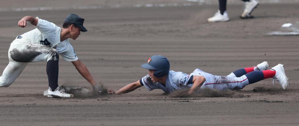 　６回、京都国際の打者・清水のとき、長谷川瑛がけん制タッチアウトになる。二塁手は尽誠学園・奥