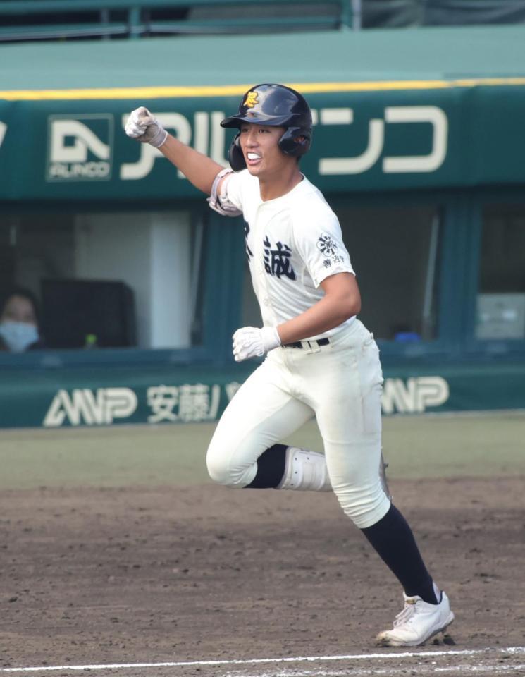 ５回裏尽誠学園２死満塁、尽誠学園・広瀬賢汰は右前に逆転となる２点適時打を放ち、ガッツポーズで一塁に向かう（撮影・坂部計介）