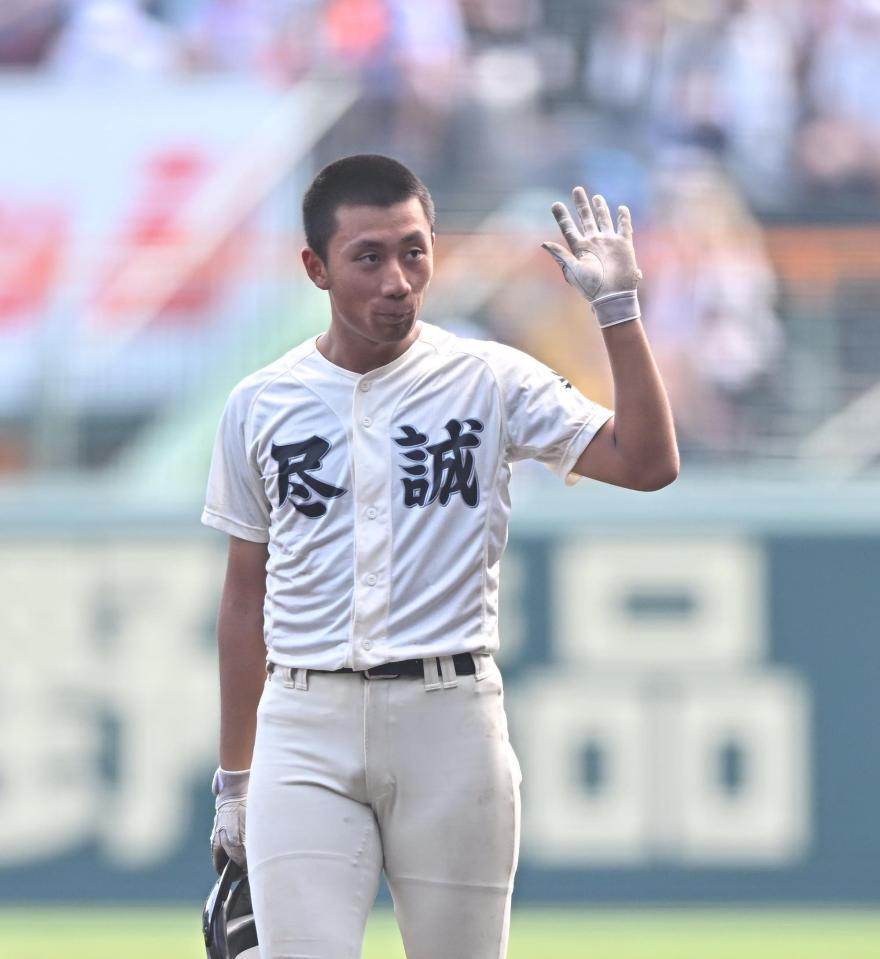 　５回、逆転の２点打を放った尽誠学園・広瀬賢汰（撮影・西田忠信）