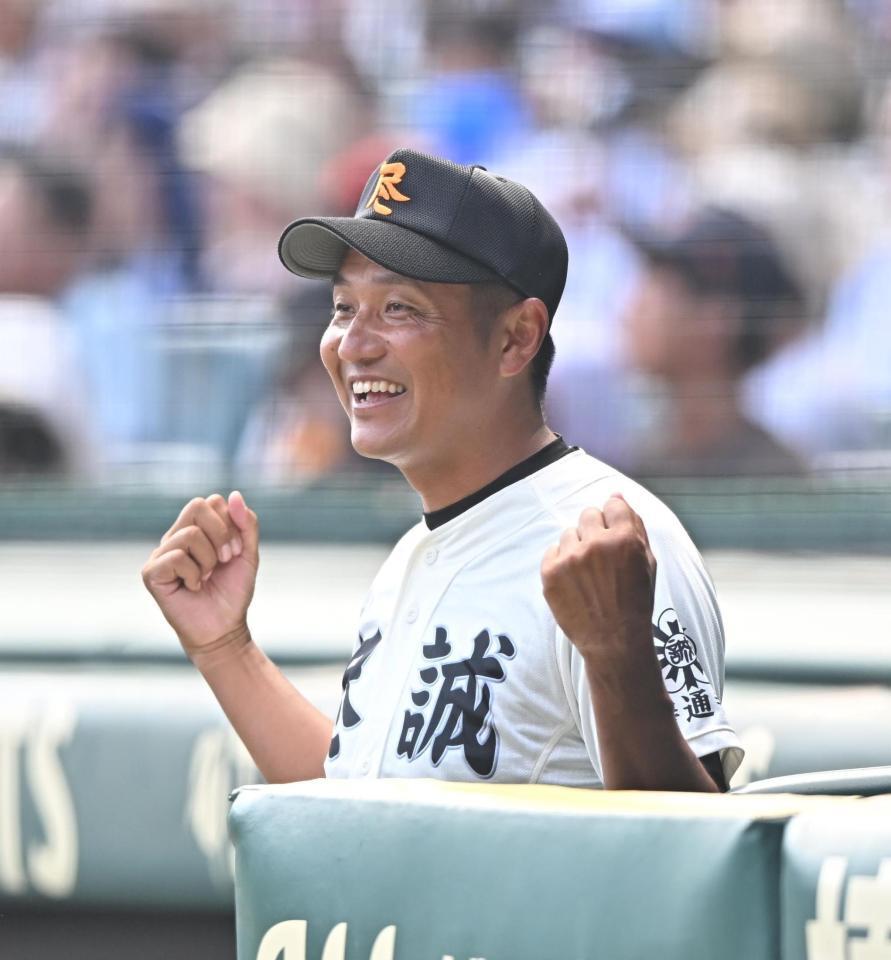 ５回、選手に指示を出す尽誠学園・西村太監督＝甲子園（撮影・西田忠信）