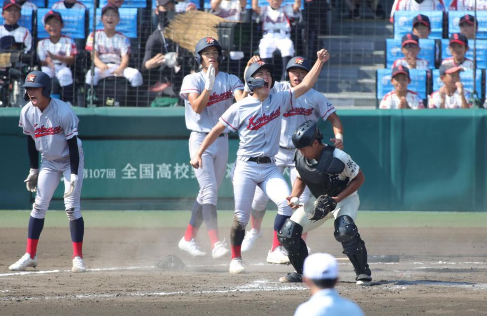 　８回、小川礼斗の適時打で逆転の生還をした京都国際・長谷川颯は本塁上でガッツポーズ（撮影・坂部計介）