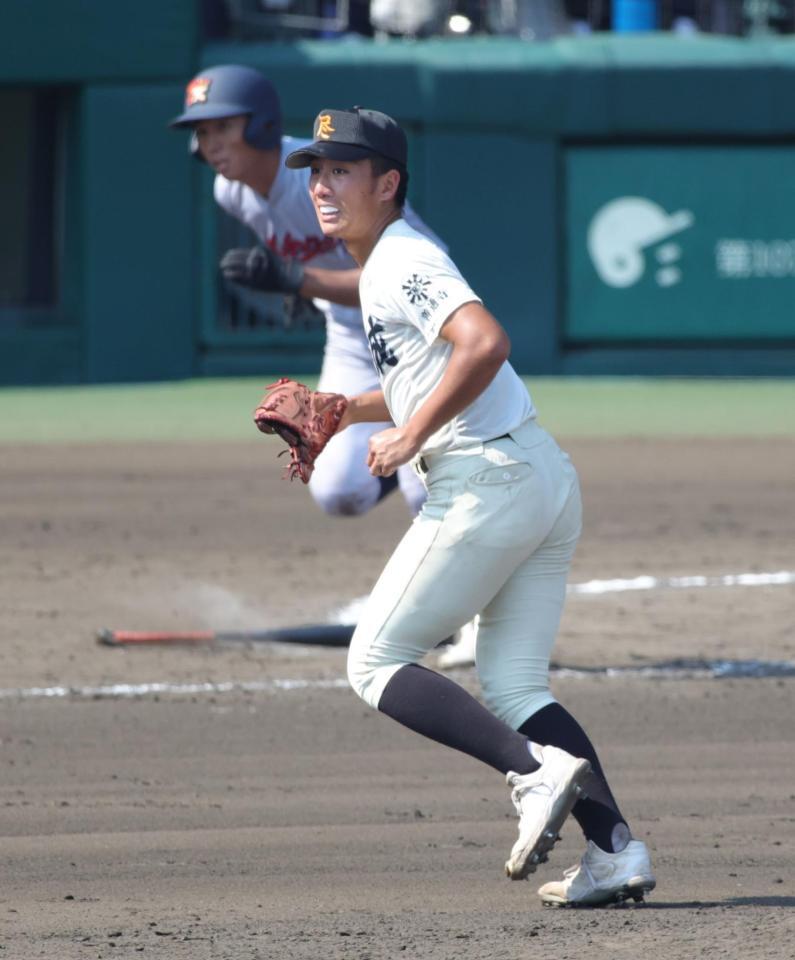 　８回、京都国際・小川礼斗（奥）に適時打を許した尽誠学園・広瀬賢汰（撮影・坂部計介）