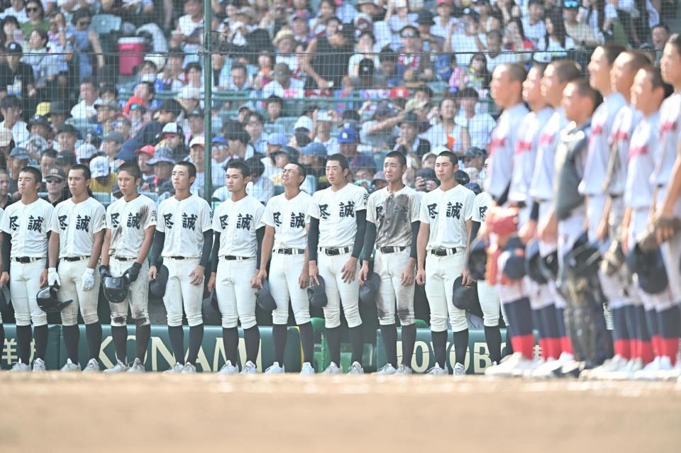 　京都国際に敗れ整列する尽誠学園ナイン（撮影・西田忠信）