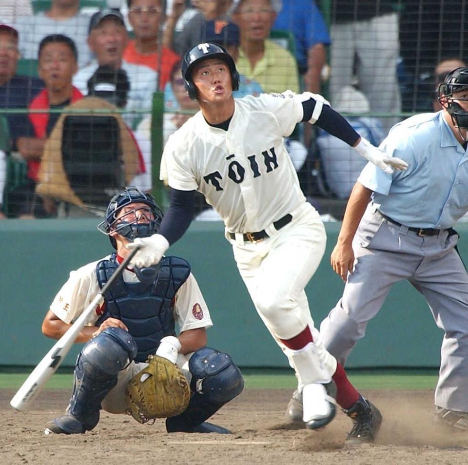 　夏の甲子園でホームランを放つ中田＝２００５年８月