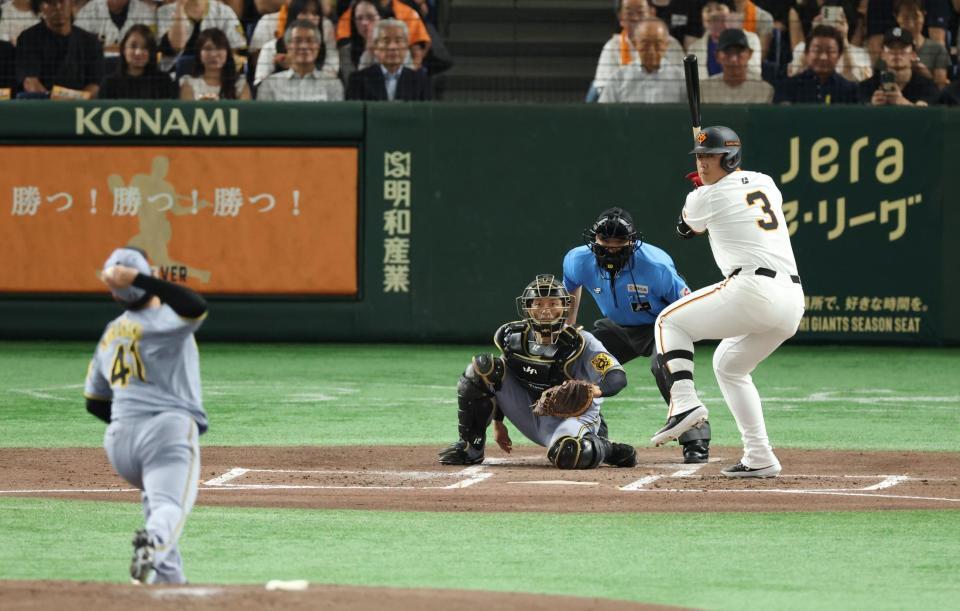 　１回、「３」のユニホームで無良かまいと対決する岡本（撮影・金田祐二）