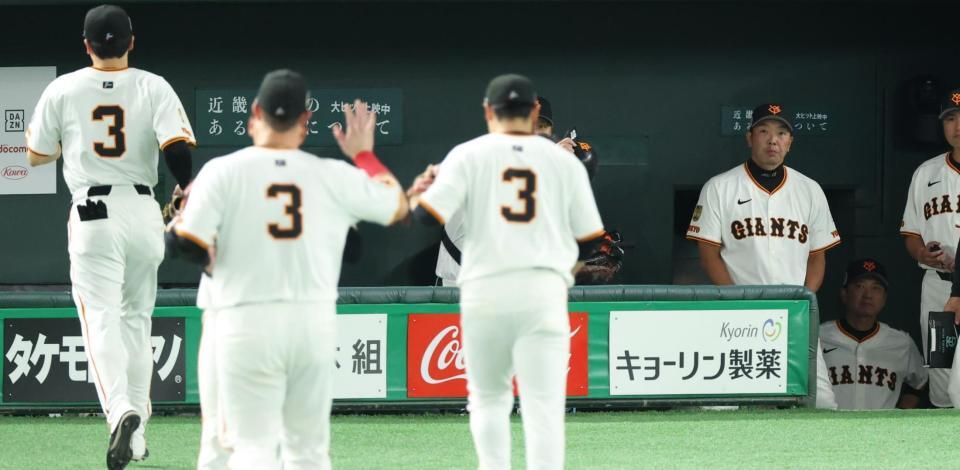 　長嶋茂雄さん追悼試合を勝てず渋い表情の阿部監督（撮影・金田祐二）