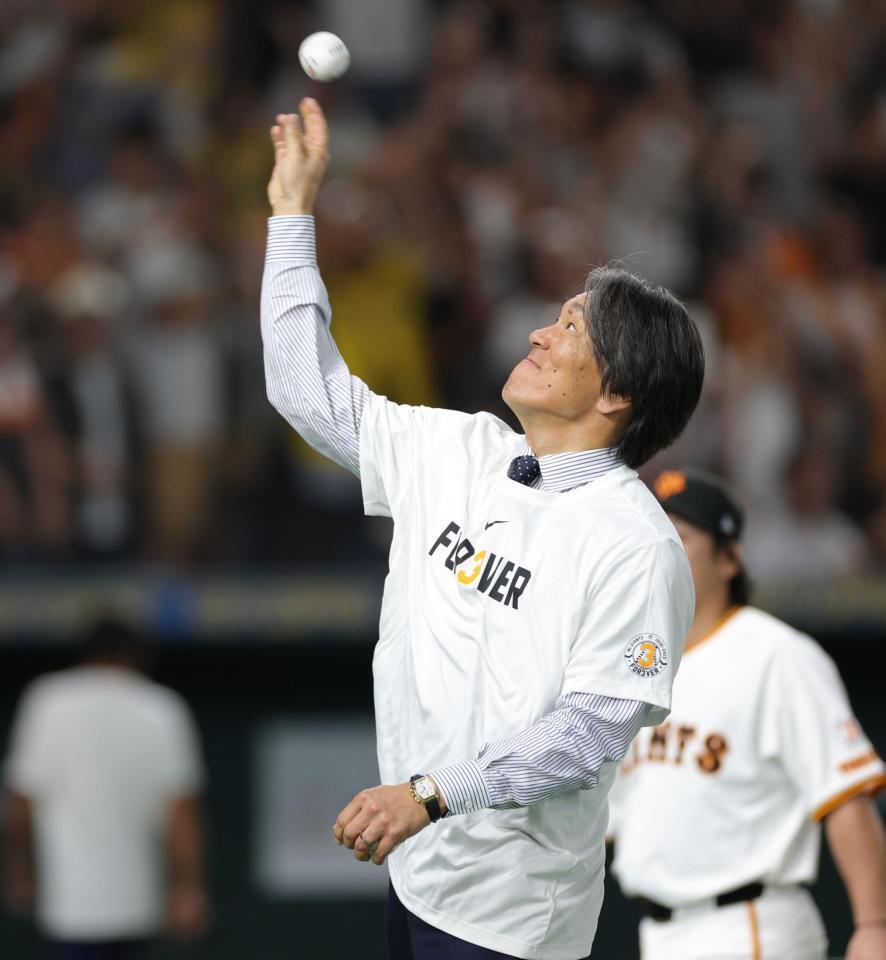 　スタンドにボールを投げ入れる松井秀喜氏（撮影・西岡正）