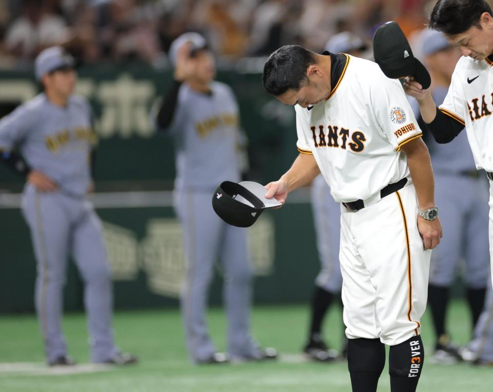 　阪神に完封負けし、スタンドに頭を下げる阿部監督（撮影・西岡正）
