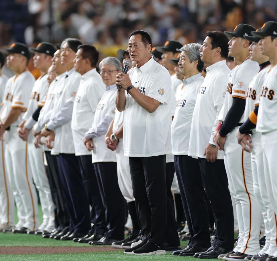 　あいさつする中畑清ＯＢ会長（中央）＝撮影・西岡正