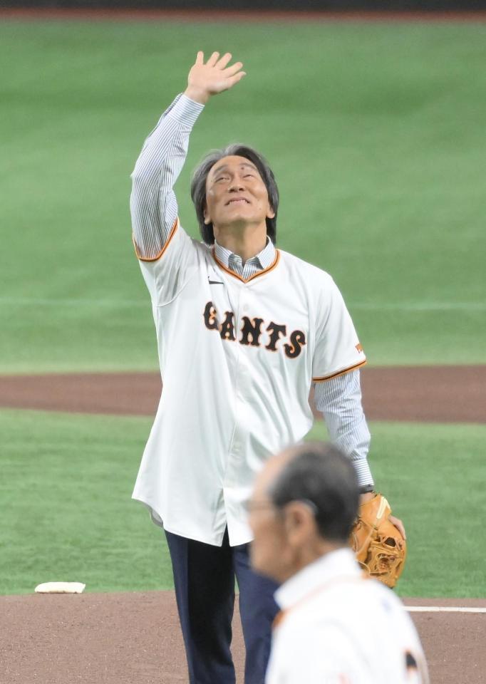 　長嶋茂雄さん追悼試合のセレモニアルピッチを終え、天に向け手を振る松井秀喜氏（撮影・伊藤笙子）