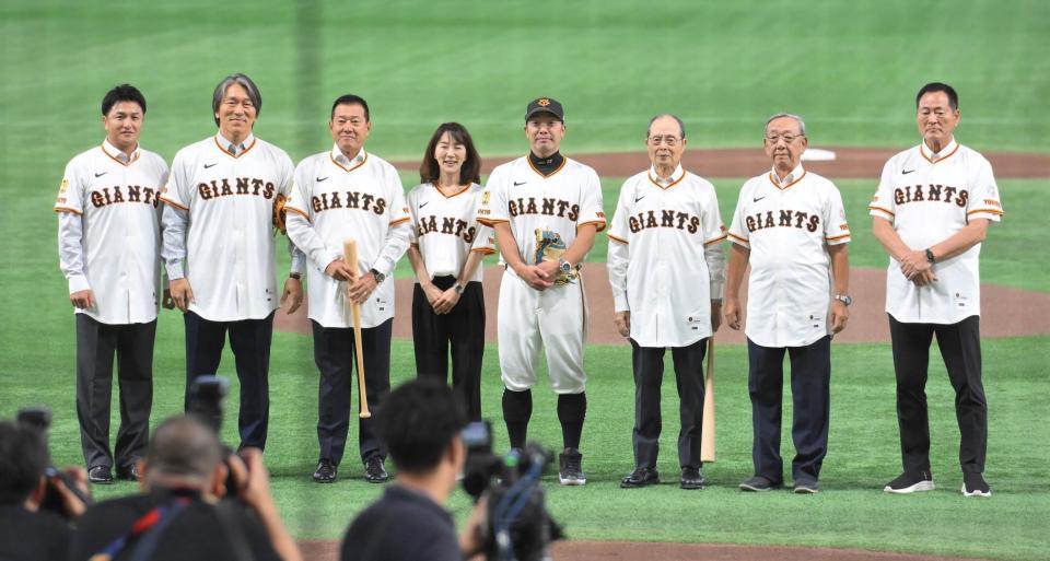 　セレモニアルピッチを終え、記念撮影する（左から）高橋由伸氏、松井秀喜氏、原辰徳氏、長嶋美奈さん、阿部監督、王貞治氏、堀内恒夫氏、中畑清氏（撮影・伊藤笙子）