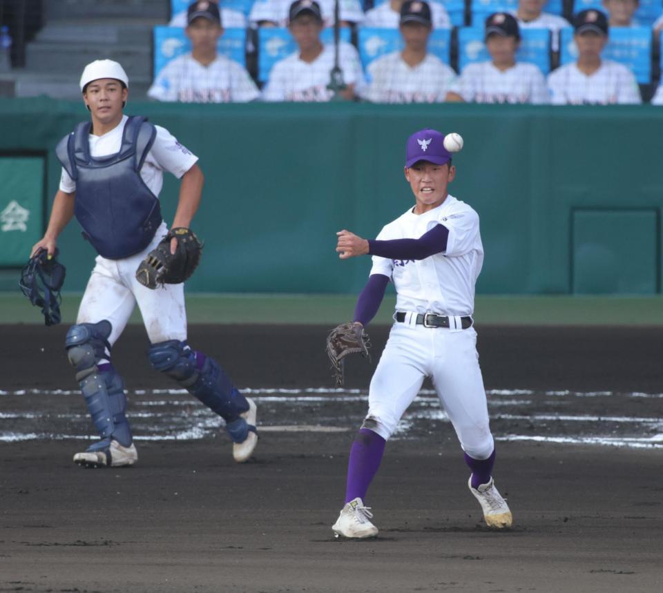 ６回裏創成館無死一塁、創成館・桜井虎徹のバントを関東第一・坂本慎太郎が二塁へ送球、併殺とする（撮影・坂部計介）