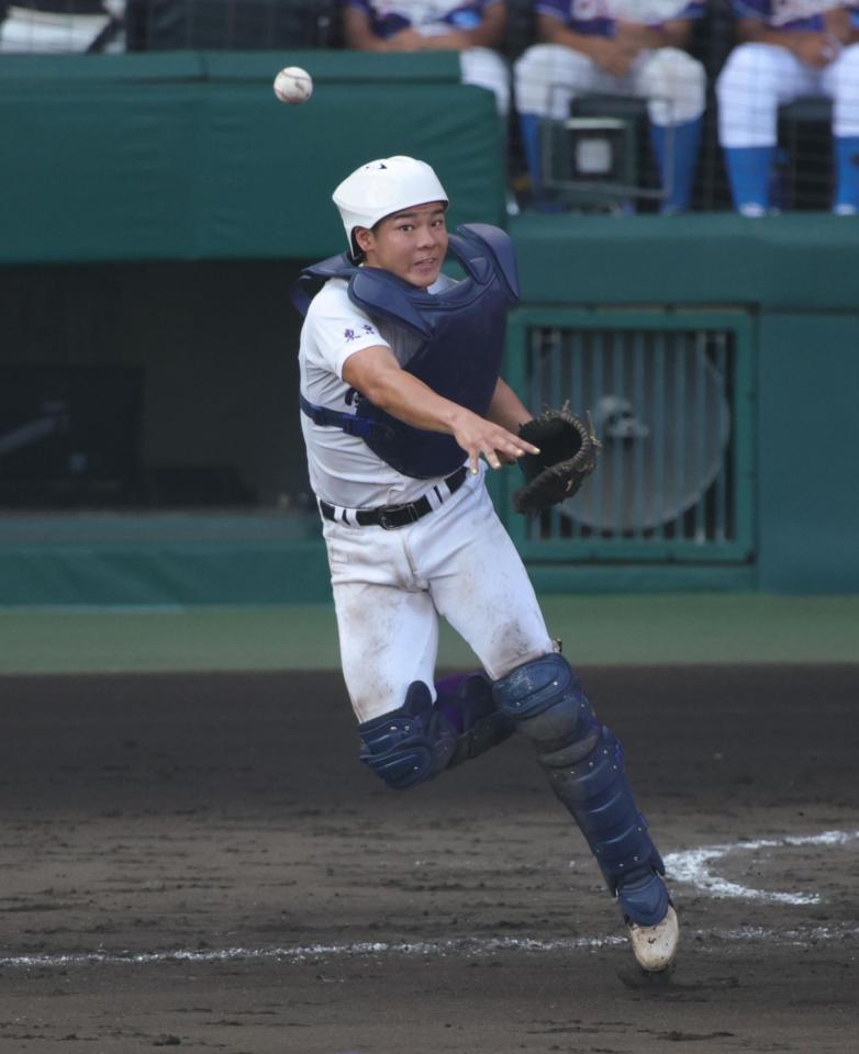 　８回、創成館・下川輝のバントを関東第一・中浜一葵は二塁へ送球、ピンチの芽を摘む（撮影・坂部計介）