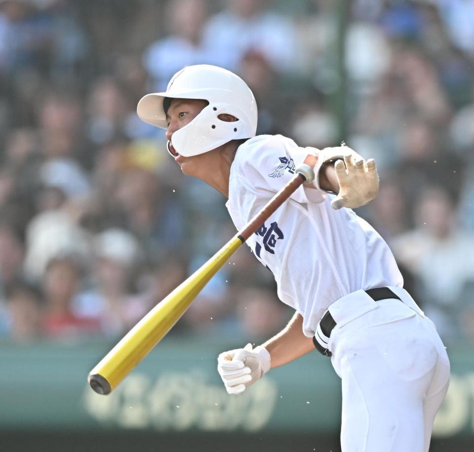 　２回、二塁打を放つ関東第一・越後駿祐（撮影・西田忠信）