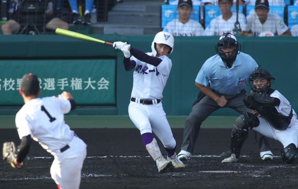 　３回、関東第一・坂本慎太郎は右前に２点適時打を放つ（撮影・坂部計介）