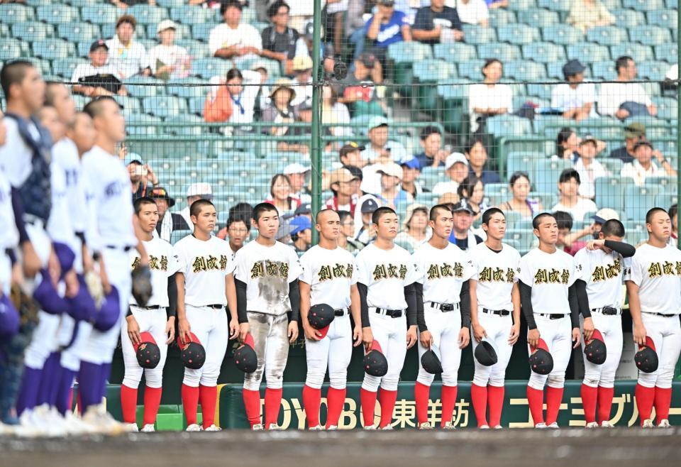 　関東第一に敗れ整列する創成館ナイン（撮影・西田忠信）