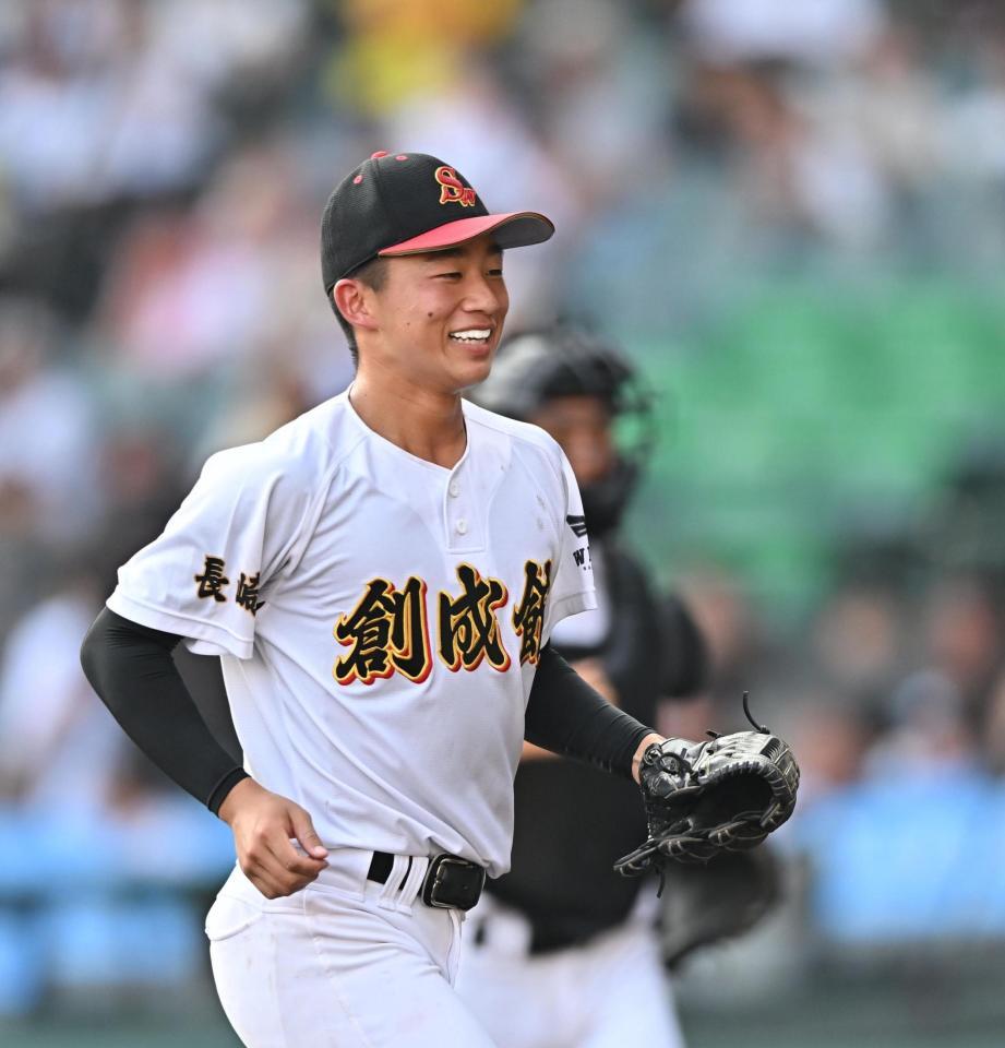 　７回を無失点に抑えベンチに戻る創成館・森下翔太（撮影・西田忠信）