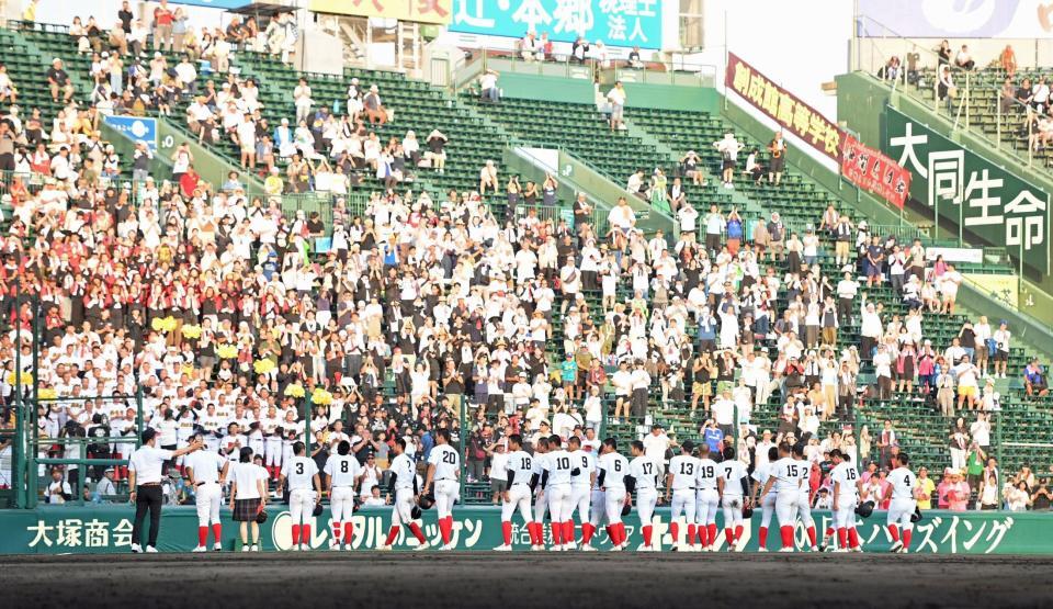 　試合後、スタンドにあいさつする創成館ナイン（撮影・西田忠信）