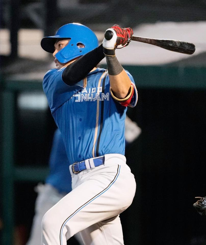 　５回、野村が左中間に適時二塁打を放つ