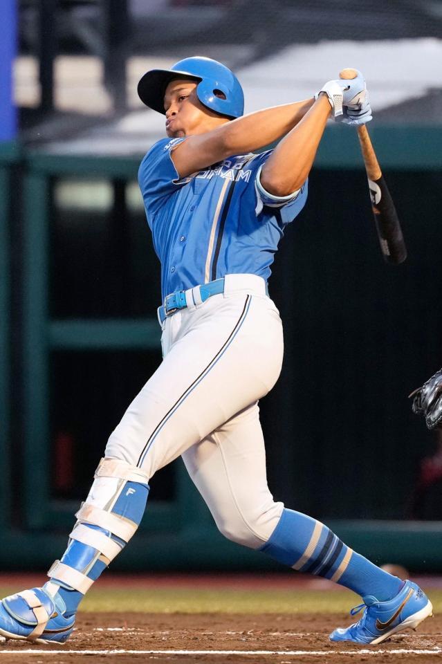 　２回、万波が左翼線に先制の２点二塁打を放つ