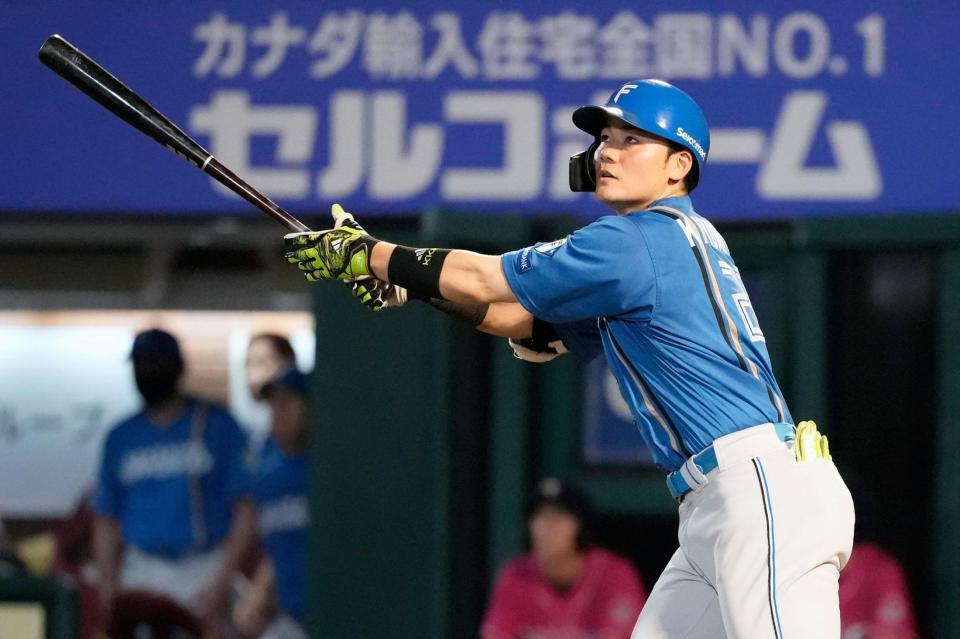 　３回、清宮幸が左犠飛を放つ