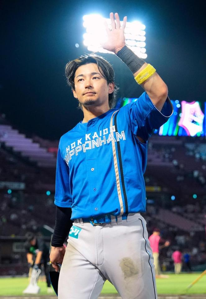 　ヒーローインタビューを終え、声援に応える水野