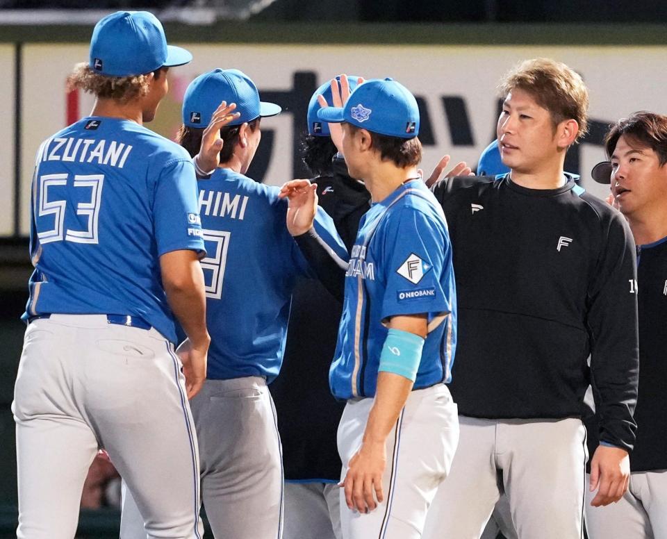 　楽天に勝利し、ナインを迎える加藤貴（右から２人目）