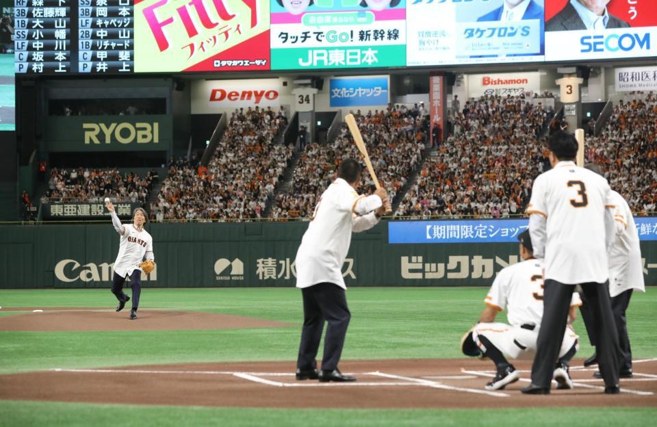 　セレモニアルピッチを行う松井秀喜氏