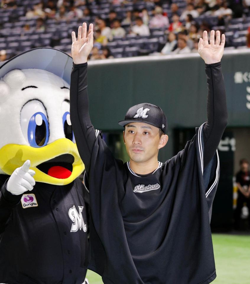 　８回２失点で５勝目を挙げ声援に応える小島