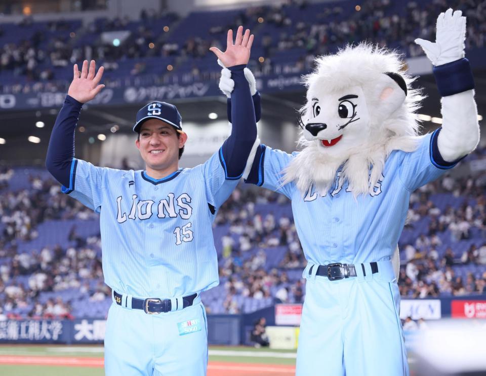 　勝利投手となり笑顔を見せる與座（撮影・立川洋一郎）